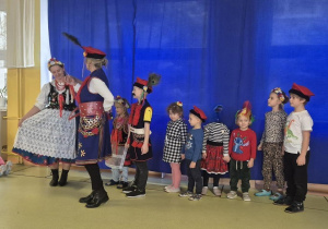 Dzieci podczas tańca