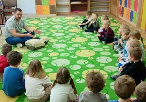 dzieci na warsztatch z ratownikiem medycznym