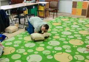 Pan ratownik prezentuje jak zachować się w sytyacji zagrożenia życia i zdrowia