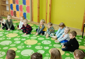 dzieci uczą się jak udzielić pierwszej pomocy