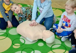 Sara ćwiczy na fantomie