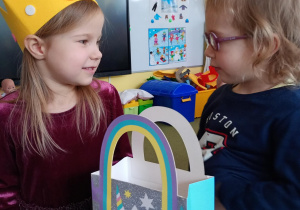 Dziewczynka składa koleżance urodzinowe życzenia