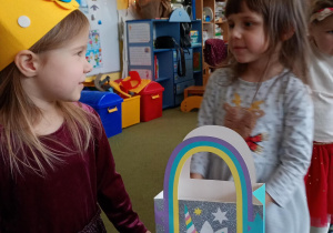 Dziewczynka składa koleżance urodzinowe życzenia