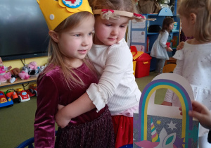 Dziewczynka przytula solenizantkę