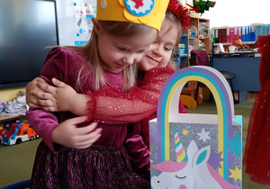 Dziewczynka przytula solenizantkę