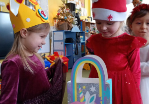 Dziewczynka składa koleżance urodzinowe życzenia