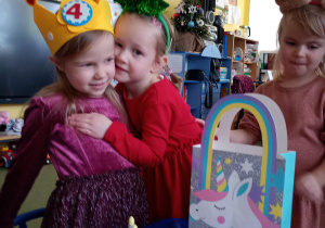 Dziewczynka przytula solenizantkę