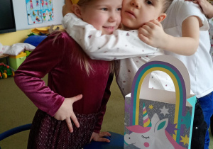 Chłopczyk przytula solenizantkę