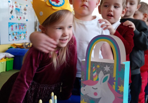 Chłopczyk przytula solenizantkę