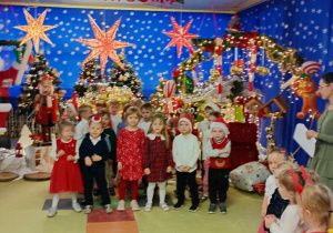 Tyryski śpiewają na kolędowaniu.