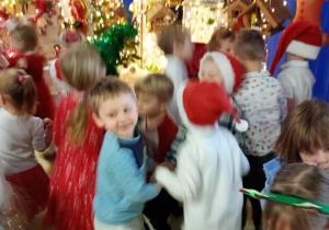 Tygryski tańczą na kolędowaniu.