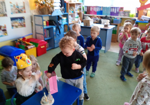 Chłopczyk składa dziewczynce urodzinowe życzenia