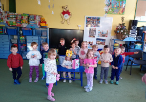 Zdjęcie grupowe w dniu 4 urodzin dziewczynki