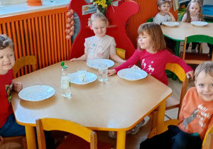 Grześ, Michalina, Zosia i Artur obserwują doświaczenie