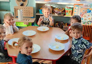 Matvi, Małgosia, Wiktor, Wojtek, Milana, Bianka robią swojego bałwanka