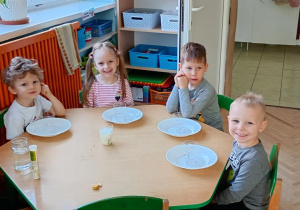 Tymek, Hania, Staś i Mikołąj robia doświadczenie bałwankowe