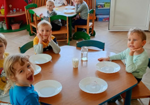 Olek, Julek, Sara i Bartek robią swoje doświadczenie