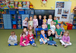 Zdjęcie grupowe w dniu 4 urodzin dziewczynki