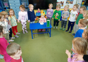 Dziewczynka obchodzi w przedszkolu swoje 4 urodziny