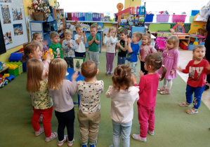 Puchatki śpiewają dziewczynce "Sto lat"