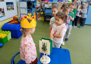 Dziewczynka składa życzenia koleżance