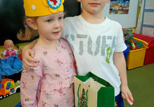 Chłopiec obejmuje koleżankę