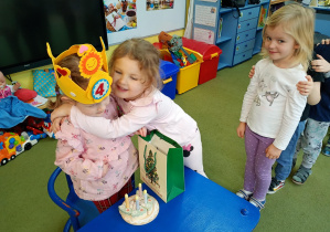 Dziewczynka przytula koleżankę