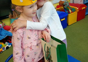 Dziewczynka przytula koleżankę