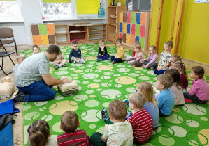 Puchatki obserwują, w jaki sposób wykonywać masaż serca