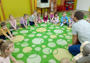 Puchatki ćwiczą ułożenie rąk do wykonania masażu serca