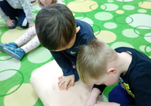 Chłopcy uczą się ratować życie