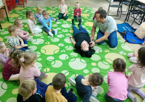 Dzieci uczą się, w jaki sposób ratować osobę nieprzytomną