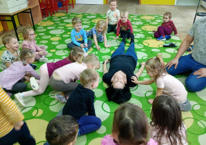 Puchatki uczą się, w jaki sposób ratować osobę nieprzytomną