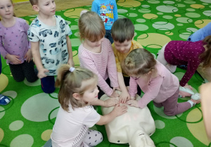 Puchatki uczą się ratować komuś życie