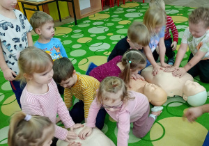 Maluszki uczą się ratować komuś życie