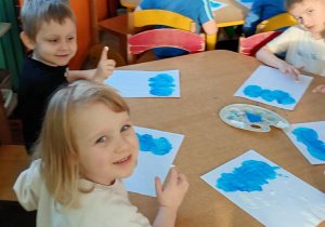 dzieci malują chmurkę palcami