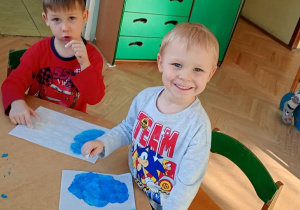 dzieci malują chmurkę palcami