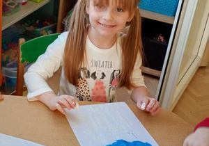 Hania maluje chmurkę