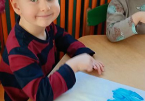 Staś maluje chmurkę