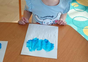 Sara maluje chmurkę