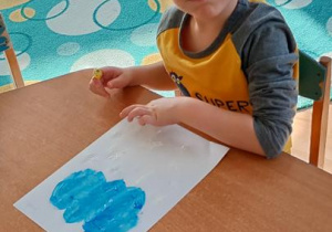 Julek maluje chmurkę