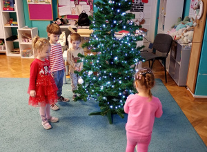 Świąteczne przygotowania, ubieramy choinkę