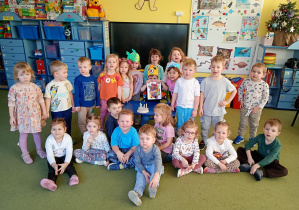 Chłopiec świętuje w przedszkolu swoje 4 urodziny