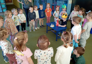 Dzieci śpiewają chłopczykowi "Sto lat"