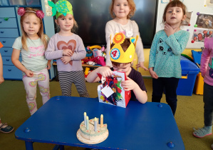 Chłopiec świętuje w przedszkolu swoje 4 urodziny