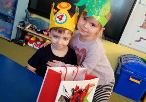 Dziewczynka przytula kolegę w dniu jego urodzin