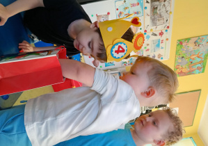 Chłopiec częstuje się urodzinowym cukierkiem od kolegi