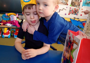 Chłopczyk przytula kolegę w dniu jego urodzin