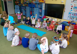 Dzieci prezentują swoje pluszaki