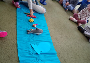 Dziewczynka liczy wodne zwierzątka